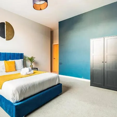Apt-sleeps 4-contractors & Families Apartment